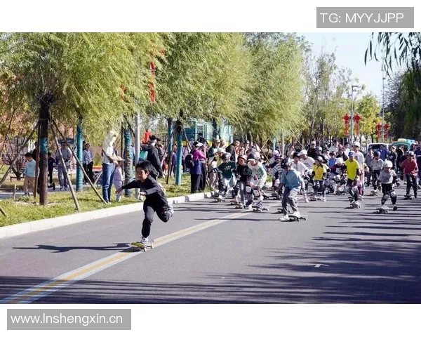 广州城市马拉松精彩点评:滑板队展现力量与激情的完美结合 广州城市马拉松精彩点评:滑板队展现力量与激情的完美结合
